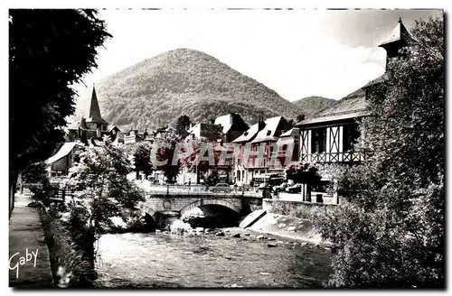 Ansichtskarte AK Arreau (Hautes Pyrenees) Le Pont sur la Neste du Louron A droite les Halles