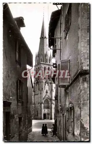 Cartes postales Aurillac Une vieille rue et la Cathedrale