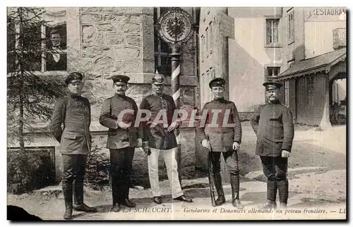 Cartes postales La Schlucht Gendrame et Douaniers allemands au poteau frontiere