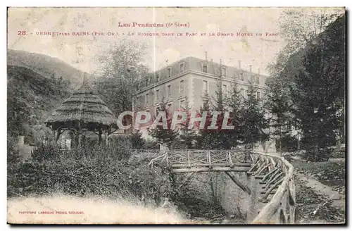Cartes postales Les Pyrenees Vernet les Bains Le kiosque dans le parc et le grand hotel du parc