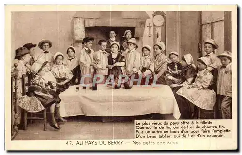 Ansichtskarte AK Au Pays Du Berry Le Plus vieux du pays offre a la fillette Folklore Costume
