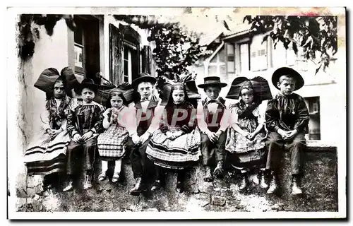 Cartes postales Alsace Petits Paysans sur un mur Folklore