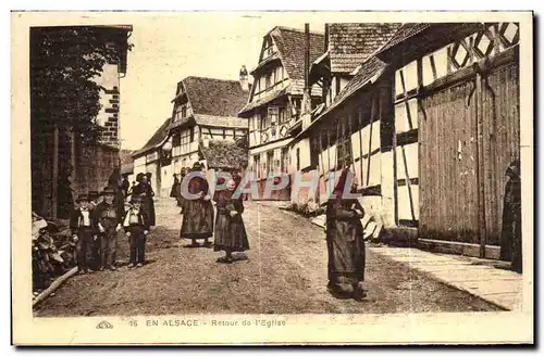 Ansichtskarte AK En Alsace Retour de l Eglise Folklore Costume