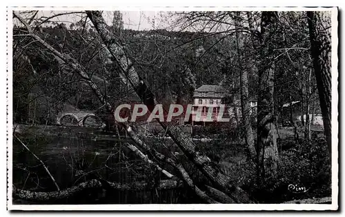 Cartes postales Saint Leonard des Bois La Vallee de la Le Chapelet du Touring Dans le Fond Les collines