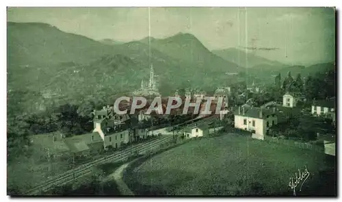 Cartes postales Lourdes (Hautes Pyrenees) Vue plongeante vers la Basilique et la Voie ferree