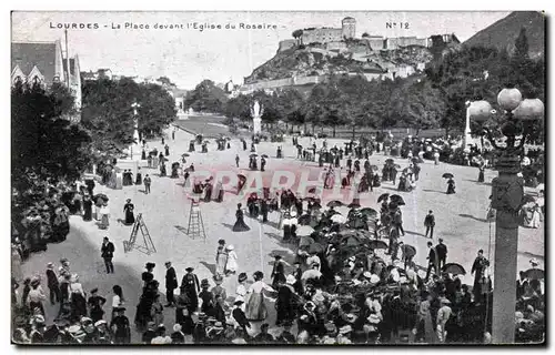 Cartes postales Lourdes La Place devant I Eglise du Rosaire