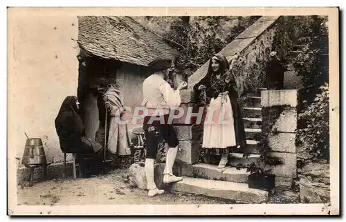 Ansichtskarte AK Costumes du Musee Pyreneen du Chateau Fort de Lourdes Types de la Vallee d Ossau Folklore