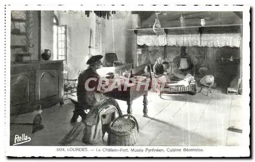 Ansichtskarte AK Lourdes Le Chateau Fort Musee Pyreneen Cuisine Bearnaise Folklore Costume