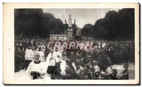 Ansichtskarte AK Lourdes Procession du Tres Saint Sacrement sur I Esplanade