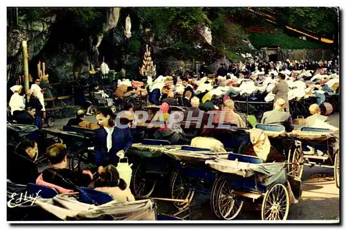 Cartes postales Lourdes Les malades devant la Grotte The Sick before the Grotto