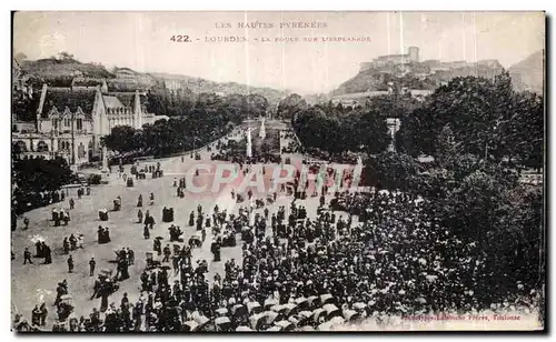 Cartes postales Les Hautes Pyrenees Lourdes La foule devant l esplanade