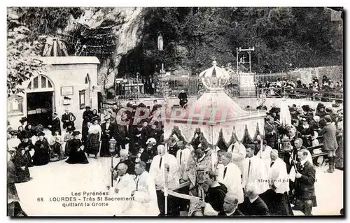 Cartes postales Les Pyrenees Lourdes Tres St Sacrement quittant la Grotte