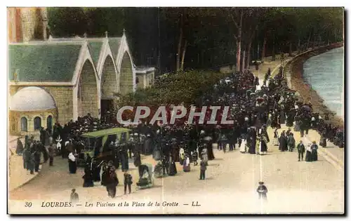 Ansichtskarte AK Lourdes Les Piscines et la Place de la Grotte Corbillard Enterrement