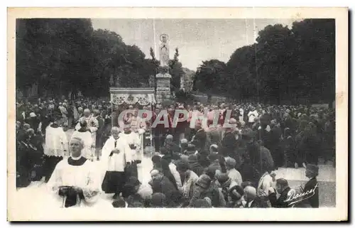 Ansichtskarte AK Lourdes Procession du Tres Saint Sacrement sur I Esplanade