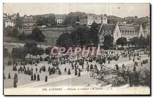 Ansichtskarte AK Lourdes Pelerins se rendant a la Grotte