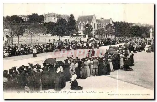 Ansichtskarte AK Lourdes La Procession a I Esplanade Le Saint Sacrement