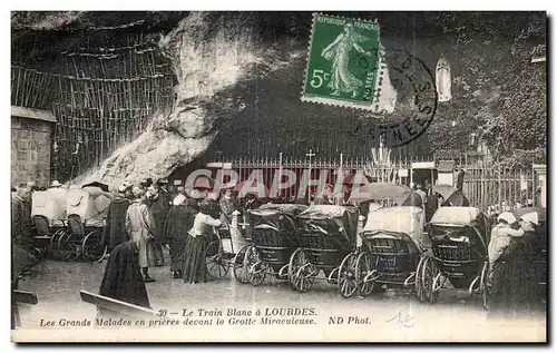 Cartes postales Le Train Blanc a Lourdes Les Grands Malades en prieres devant la Grotte