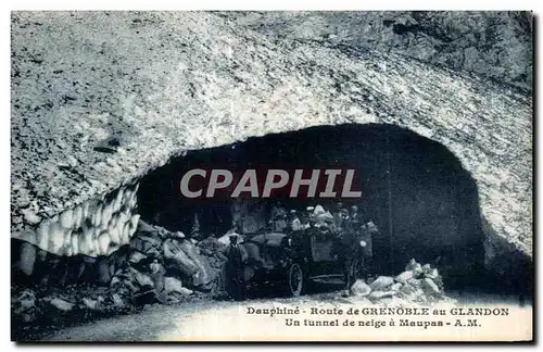 Ansichtskarte AK Dauphine Route de Grenoble au Glandon Un Tunnel de Neige a Maupas Automobile