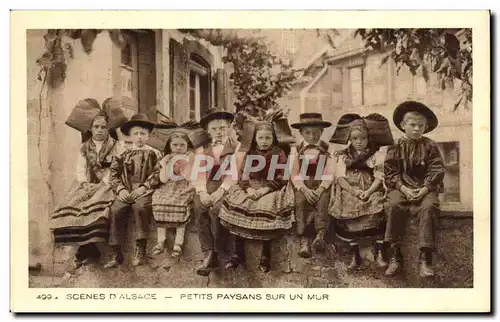 Cartes postales Scenes D Alsace Petits Paysans Sur Un Mur Folklore Costume