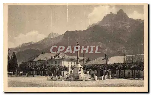 Ansichtskarte AK Sallanches la Place Charles Albert Les Aiguilles De Varens