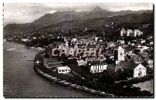 Ansichtskarte AK Evian Les Bains Vue generale aerienne dans le fond la Dent d Oche et les Memises