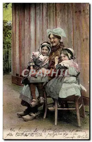 Ansichtskarte AK Types D Auvergne Aupres de leur Mere Folklore Costume Femme Enfants