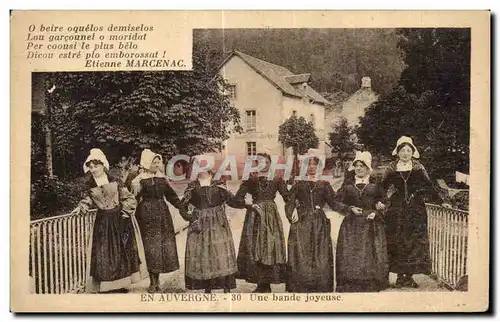 Cartes postales En Auvergne Une bande joyeuse Folklore Costume