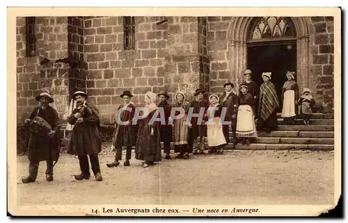 Cartes postales Les Auvergnats chez eux Une noce en Auvergne Folklore Costume