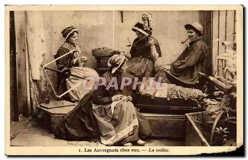 Cartes postales Les Auvergnats chez eux La veillee Folklore Costume