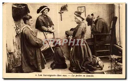 Cartes postales Les Auvergnats chez eux La priere en famille Folklore Costume