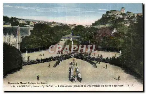 Cartes postales Lourdes (Hautes Pyrenees) L Esplanade pendant la Procession du Saint Sacrement