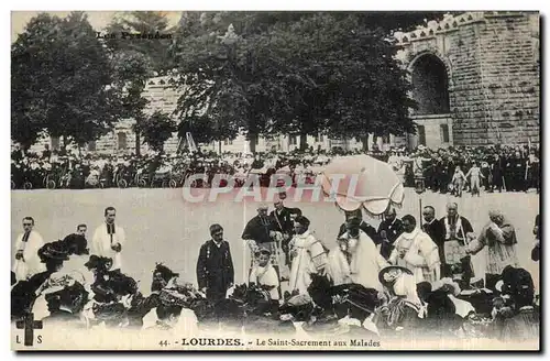 Ansichtskarte AK Lourdes Le Saint Sacrement aux Malades