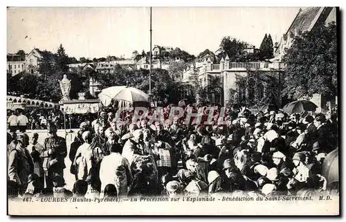 Ansichtskarte AK Lourdes Hautes Pyrenees La Procession sur L Esplanade Benediction du Saint Sacrement