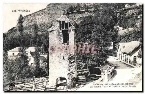 Cartes postales Les Pyrenees Route de Luz a Gavarnie Gedre La Vieille Tour et I Hotel de la Grotte