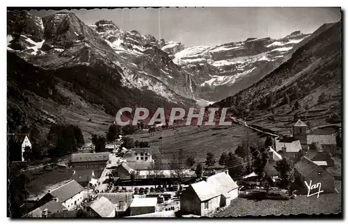 Cartes postales Gavarnie (Hautes Pyrenees) Le Village et le Cirque