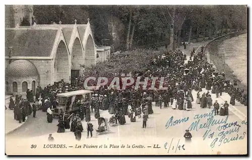 Ansichtskarte AK Lourdes Les Piscines et la Place de la Grotte Corbillard