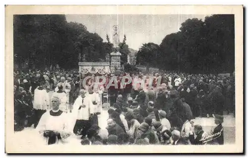 Ansichtskarte AK Lourdes Procession du Tres Saint Sacrement sur I Esplanade