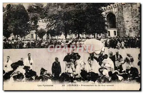 Cartes postales Les Pyrenees Lourdes Procession du St Sacrement