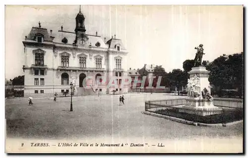 Ansichtskarte AK Tarbes L Hotel de Ville et le Monument a Danton