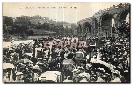 Cartes postales Lourdes Pelerins aux abords de la Grotte