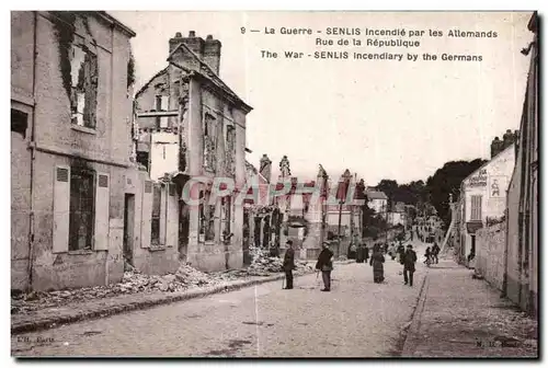 Cartes postales La Guerre Senlis Incendie par les Allemenads Rue de la Republique The War Senlis incendiary by t