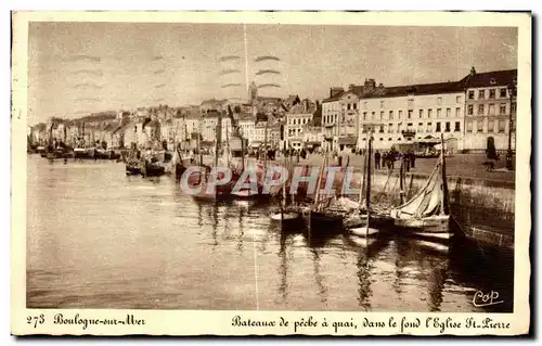 Cartes postales Boulogue sur Mer Bateaux de peche a Quai dans le fond l Eglise St Pierre