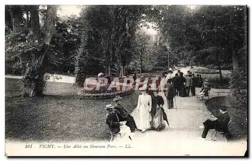 Cartes postales Vichy Une Allee au Nouveau Parc