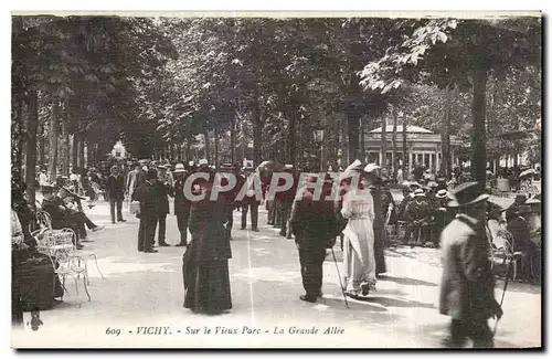 Ansichtskarte AK Vichy Sur le Vieux Parc La Grande Allee