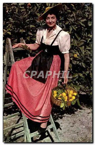 Cartes postales La Cote D azur Jeune fille en costume local faisant la cueillette des citrons Folklore Costume