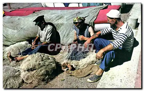 Cartes postales moderne La Mediterronee Pecheur au ravaudage de filets