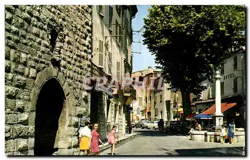 Cartes postales Vence La Jolie Cite des Peintres Une porte du Rempart et Fontaine