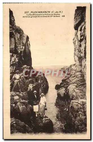 Ansichtskarte AK Ploumanac h Le Gouffre situe a la Pointe du Diable entre un groupe de rochers de 25 m de haut