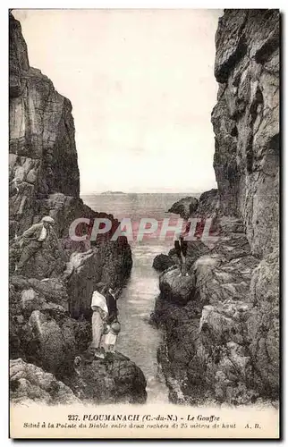 Ansichtskarte AK Ploumanac h Le Gouffre Situe a la Pointe du Diable entre deux rochers de 25 metres de haut