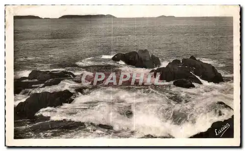 Ansichtskarte AK Perros Guirec Effet de Mer dans les rochers Au Fond les Sept iles